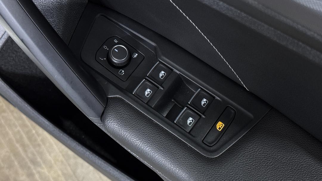 2019 Volkswagen Tiguan 132 Tsi R-line Edition, Automatic, 104931 km, Drivers Side Door Panel Controls