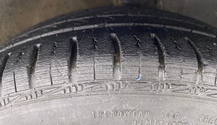 2017 Hyundai Eon MAGNA PLUS, Petrol, Manual, 25,201 km, Right Front Tyre Tread