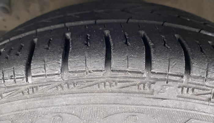 2017 Hyundai Eon MAGNA PLUS, Petrol, Manual, 25,201 km, Left Front Tyre Tread
