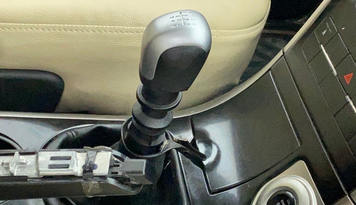 2018 Mahindra XUV500 W7, Diesel, Manual, 74,339 km, Gear Lever