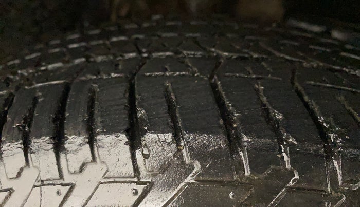 2018 Mahindra XUV500 W7, Diesel, Manual, 74,339 km, Right Front Tyre Tread