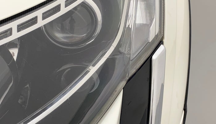 2018 Mahindra XUV500 W7, Diesel, Manual, 74,339 km, Left headlight - Minor scratches