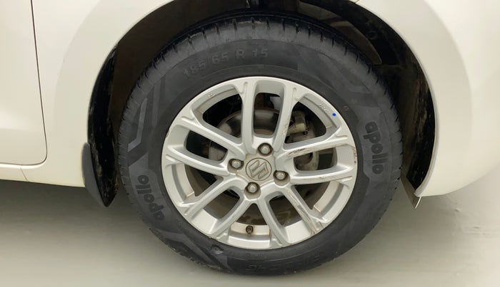 2018 Maruti Swift ZXI AMT, Petrol, Automatic, 33,100 km, Right front tyre - Minor scratches