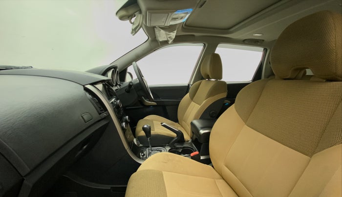2019 Mahindra XUV500 W9 AT, Diesel, Automatic, 47,525 km, Right Side Front Door Cabin