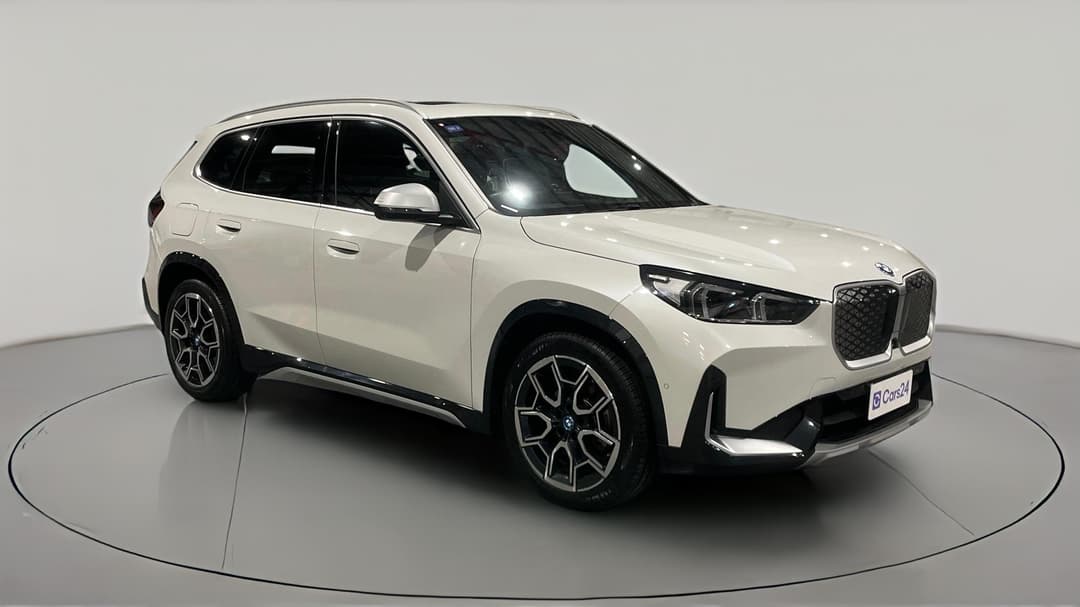 2024 BMW Ix1 Edrive20 Xline, Automatic, 21367 km, Right Front Diagonal (45- Degree) View
