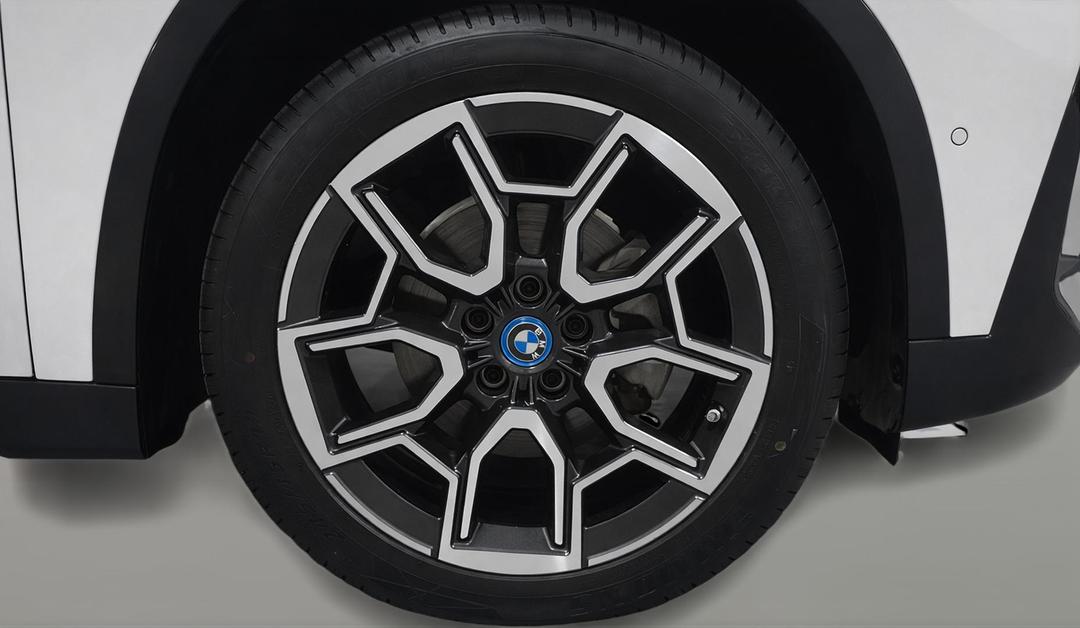 2024 BMW Ix1 Edrive20 Xline, Automatic, 21367 km, Right Front Wheel