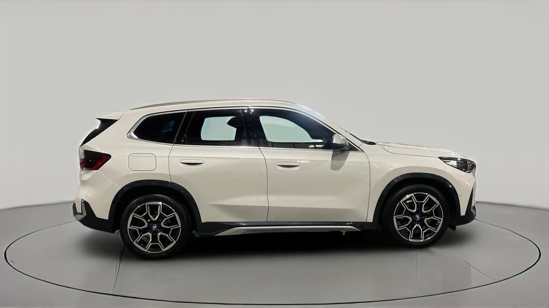 2024 BMW Ix1 Edrive20 Xline, Automatic, 21367 km, Right Side View