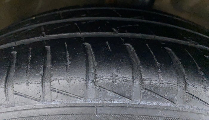 2015 Maruti Celerio VXI CNG D, CNG, Manual, 97,080 km, Left Front Tyre Tread