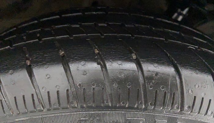 2014 Honda City V MT PETROL, CNG, Manual, 91,117 km, Right Rear Tyre Tread