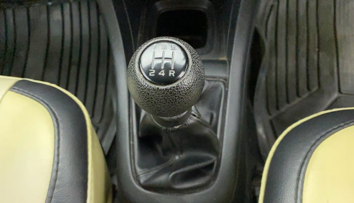 2014 Maruti Swift ZXI, Petrol, Manual, 1,37,801 km, Gear lever - Knob has minor damage