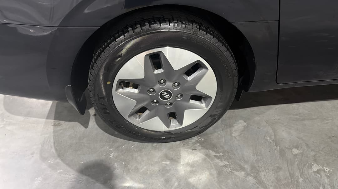 2022 Hyundai Staria Staria, Automatic, 75871 km, Right Rear Wheel