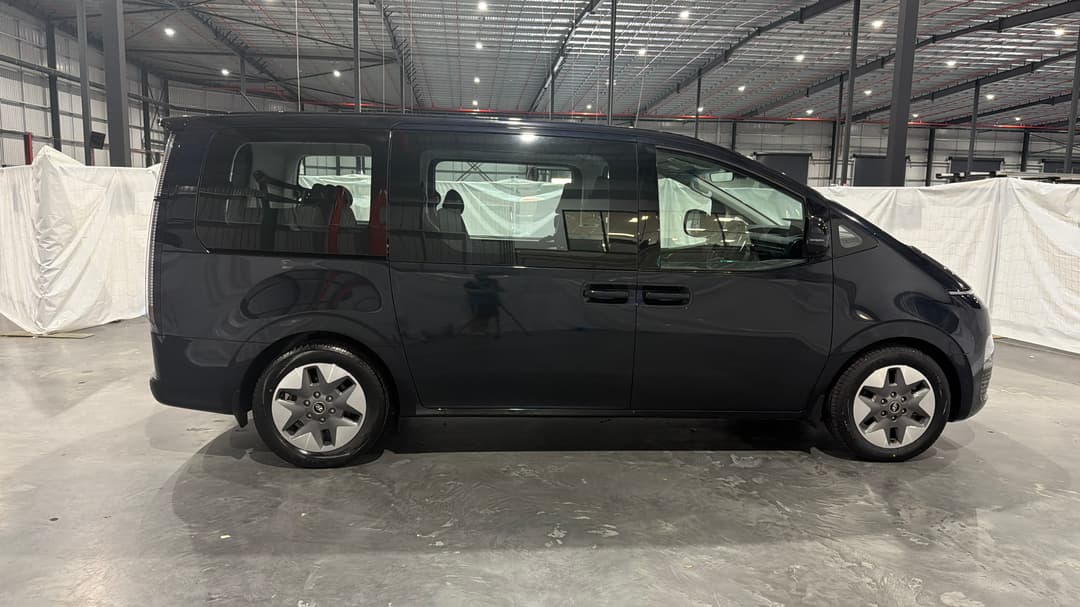 2022 Hyundai Staria Staria, Automatic, 75871 km, Right Side View