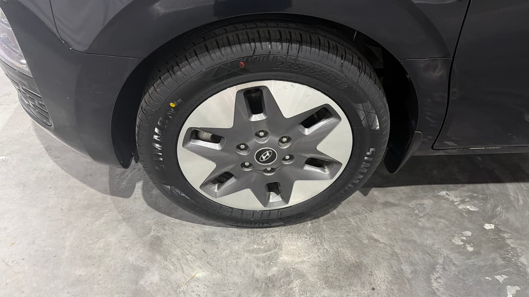 2022 Hyundai Staria Staria, Automatic, 75871 km, Left Front Wheel