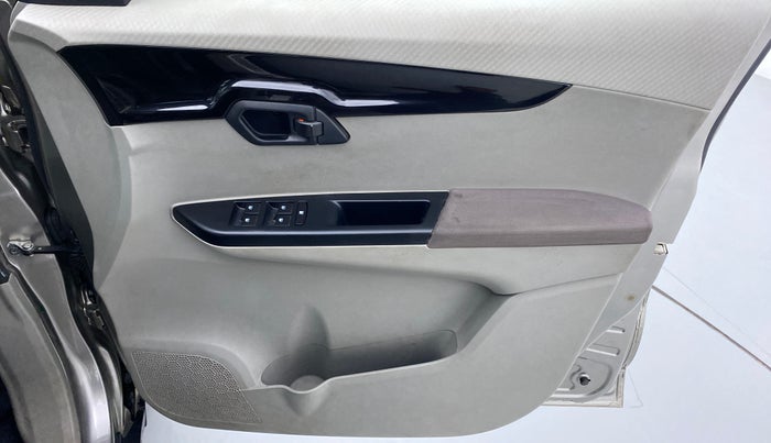 2016 Mahindra Kuv100 K6 6 STR, Petrol, Manual, 22,596 km, Driver Side Door Panels Control