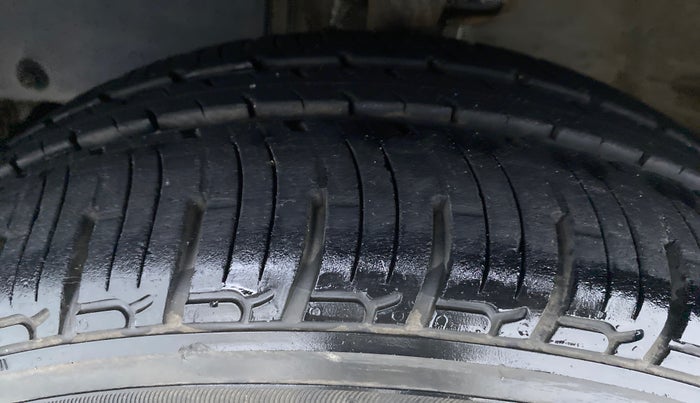 2016 Mahindra Kuv100 K6 6 STR, Petrol, Manual, 22,596 km, Left Front Tyre Tread