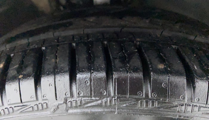 2015 Volkswagen Vento HIGHLINE PETROL, Petrol, Manual, 74,254 km, Right Front Tyre Tread