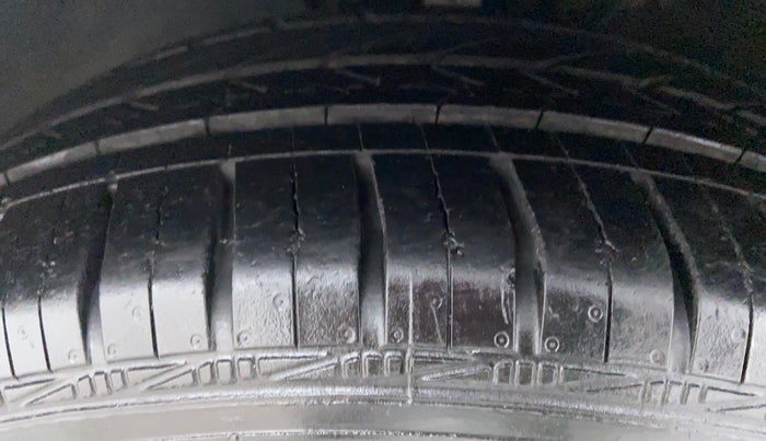 2015 Volkswagen Vento HIGHLINE PETROL, Petrol, Manual, 74,254 km, Left Front Tyre Tread