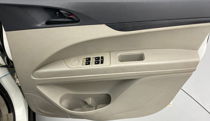 2019 Mahindra MARAZZO M2 8 STR, Diesel, Manual, 59,515 km, Driver Side Door Panels Control