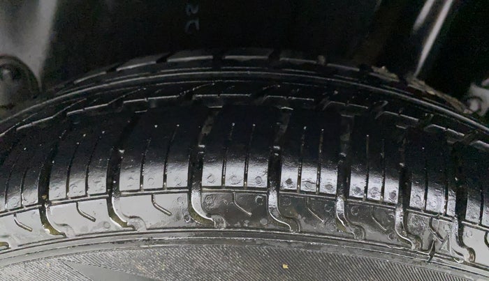 2014 Maruti Swift VXI, Petrol, Manual, 44,292 km, Left Rear Tyre Tread