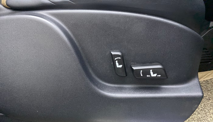 2019 Mahindra XUV500 W11 AT, Diesel, Automatic, 84,003 km, Driver Side Adjustment Panel