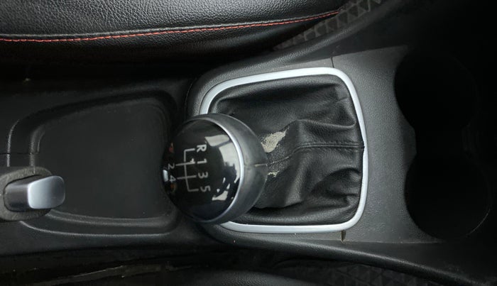 2015 Volkswagen Polo HIGHLINE1.5L DIESEL, Diesel, Manual, 68,124 km, Gear lever - Boot cover slightly torn