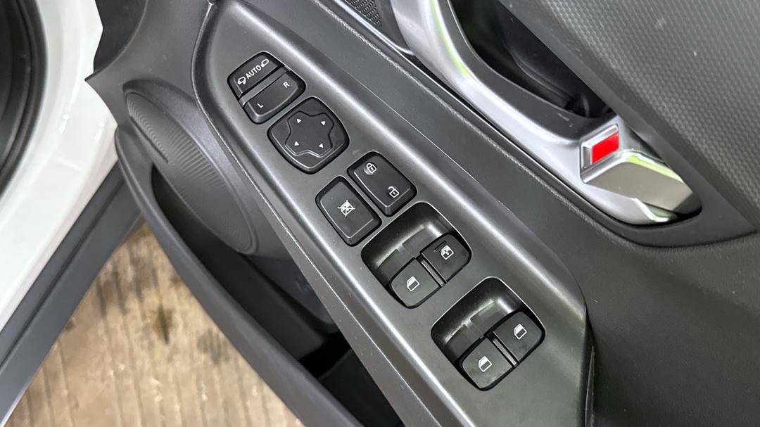 2022 Hyundai Kona Elite (FWD), Automatic, 24384 km, Drivers Side Door Panel Controls