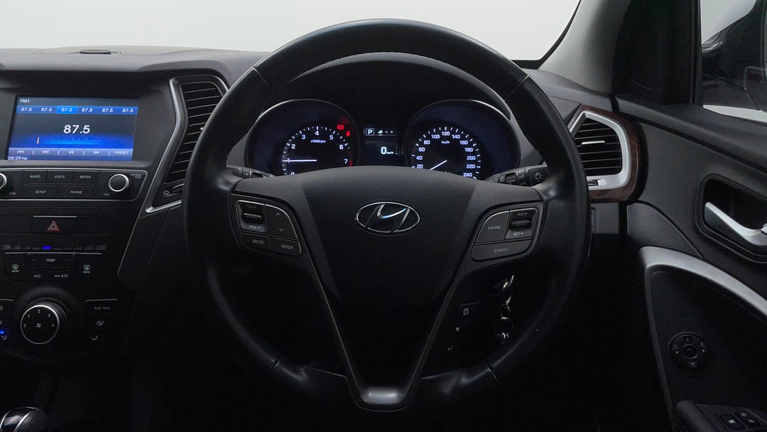 2016 Hyundai Santa Fe Active (4x4), Automatic, 94074 km, Steering Wheel Close-up