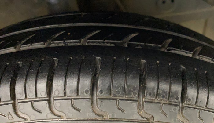 2017 Hyundai Eon ERA +, Petrol, Manual, 90,880 km, Right Front Tyre Tread