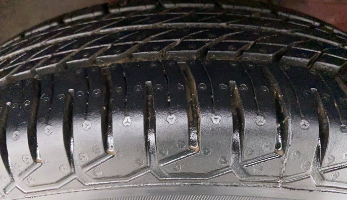 2014 Maruti Swift VXI D, Petrol, Manual, 23,258 km, Right Front Tyre Tread