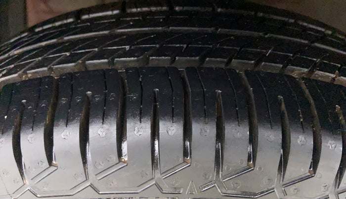 2014 Maruti Swift VXI D, Petrol, Manual, 23,258 km, Left Front Tyre Tread