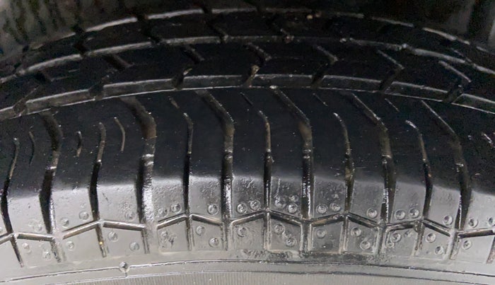 2014 Maruti Swift VXI D, Petrol, Manual, 23,258 km, Left Rear Tyre Tread