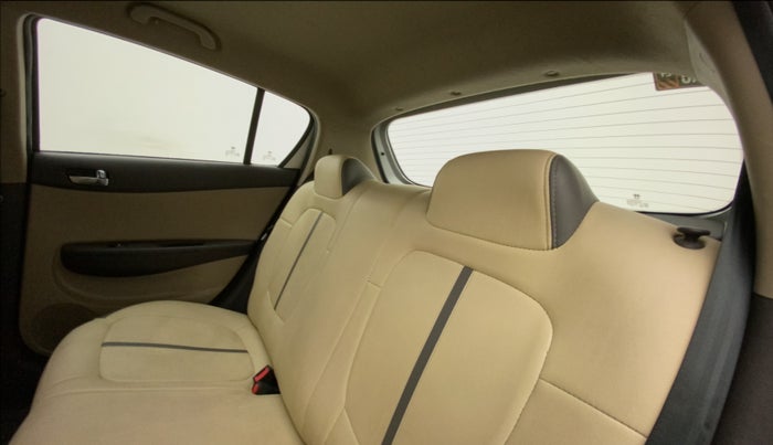 2011 Hyundai i20 MAGNA (O) 1.2, Petrol, Manual, 1,25,642 km, Right Side Rear Door Cabin