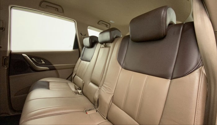 2013 Mahindra XUV500 W8, Diesel, Manual, 80,620 km, Right Side Rear Door Cabin