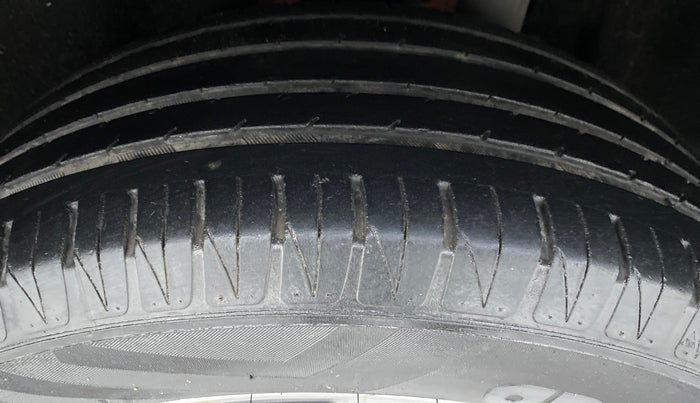 2016 Maruti Vitara Brezza ZDI PLUS, Diesel, Manual, 63,436 km, Left Rear Tyre Tread