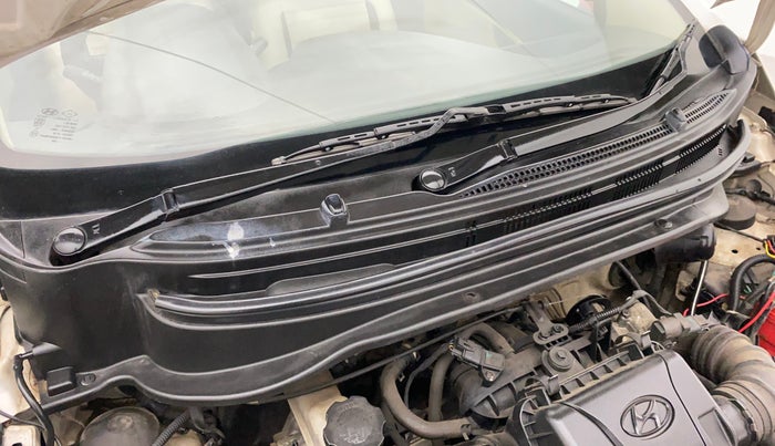 2014 Hyundai Eon ERA +, Petrol, Manual, 56,718 km, Bonnet (hood) - Cowl vent panel has minor damage