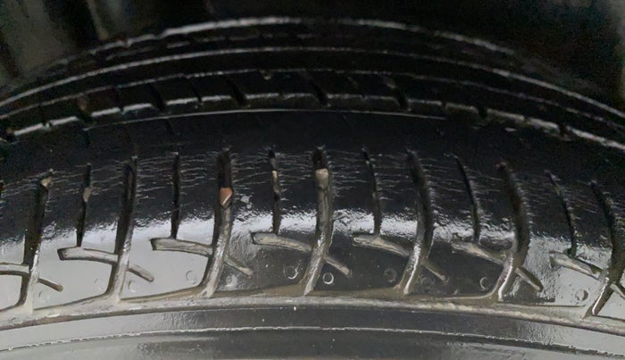 2015 Maruti Swift ZXI D, Petrol, Manual, 45,608 km, Left Front Tyre Tread