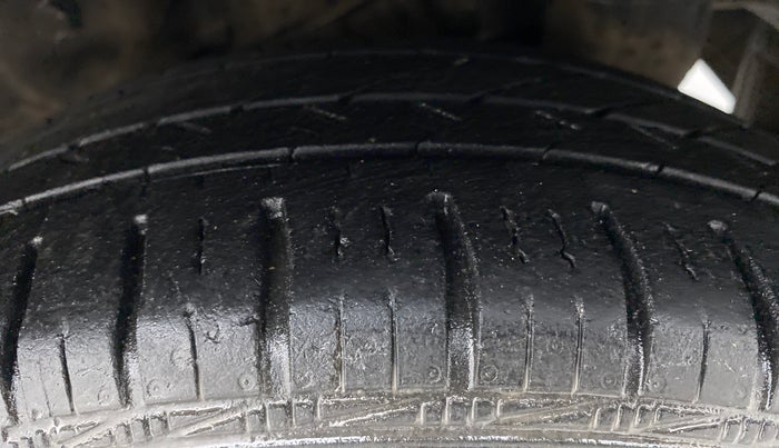 2017 Hyundai Eon MAGNA PLUS, Petrol, Manual, 25,742 km, Left Rear Tyre Tread