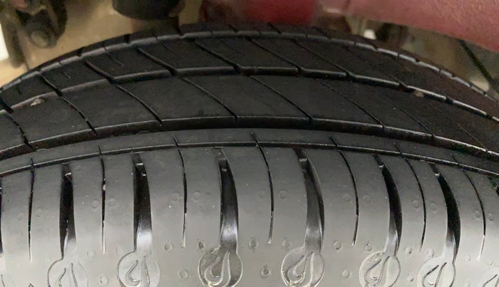 2017 Mahindra Kuv100 K2 6 STR, Petrol, Manual, 41,358 km, Right Rear Tyre Tread