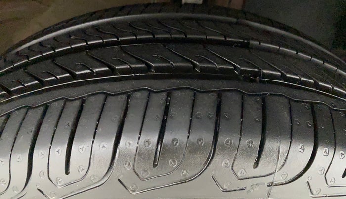 2017 Mahindra Kuv100 K2 6 STR, Petrol, Manual, 41,358 km, Right Front Tyre Tread