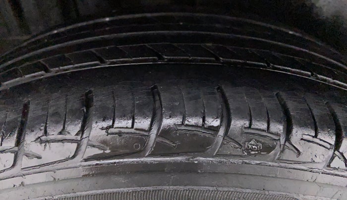 2012 Maruti Swift ZXI D, Petrol, Manual, 45,571 km, Right Front Tyre Tread
