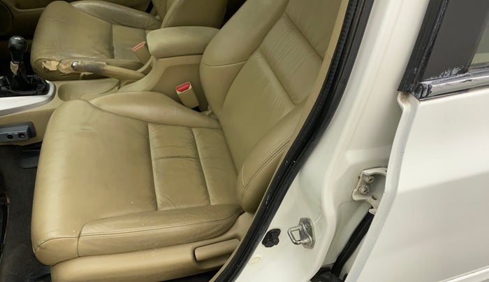 2010 Honda City 1.5L I-VTEC V EXCLUSIVE, Petrol, Manual, 1,01,161 km, Front passenger door - Beading has minor damage