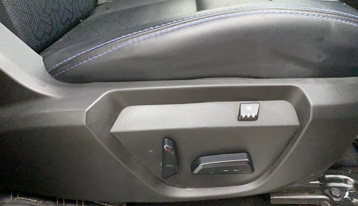 2022 Tata Safari XZA PLUS DARK EDITION, Diesel, Automatic, 31,676 km, Driver Side Adjustment Panel