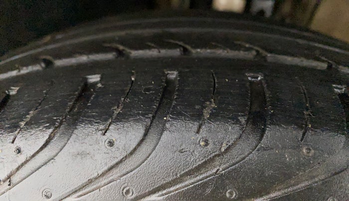 2017 Volkswagen Ameo COMFORTLINE 1.2L, Petrol, Manual, 31,350 km, Left Front Tyre Tread