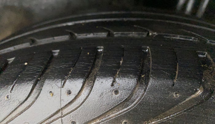2017 Volkswagen Ameo COMFORTLINE 1.2L, Petrol, Manual, 31,350 km, Left Rear Tyre Tread