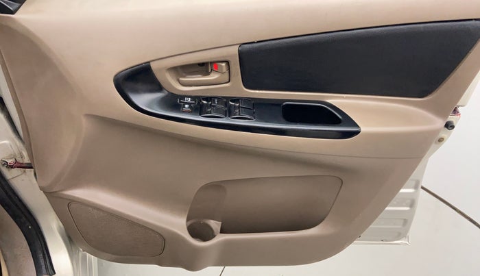 2015 Toyota Innova 2.5 GX 8 STR BS IV, Diesel, Manual, 1,30,247 km, Driver Side Door Panels Controls