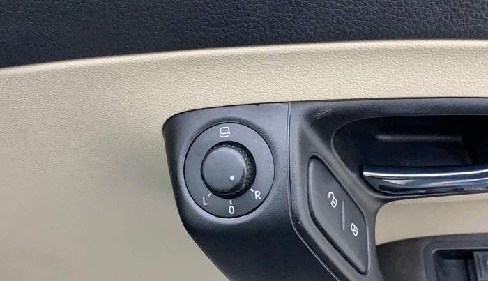 2018 Skoda Rapid AMBITION 1.5 TDI, Diesel, Manual, 89,140 km, Right rear-view mirror - ORVM switch has minor damage