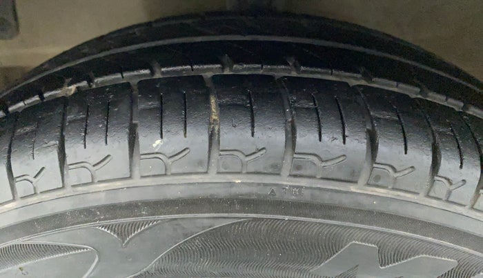 2015 Hyundai Eon ERA PLUS, Petrol, Manual, 65,441 km, Left Front Tyre Tread