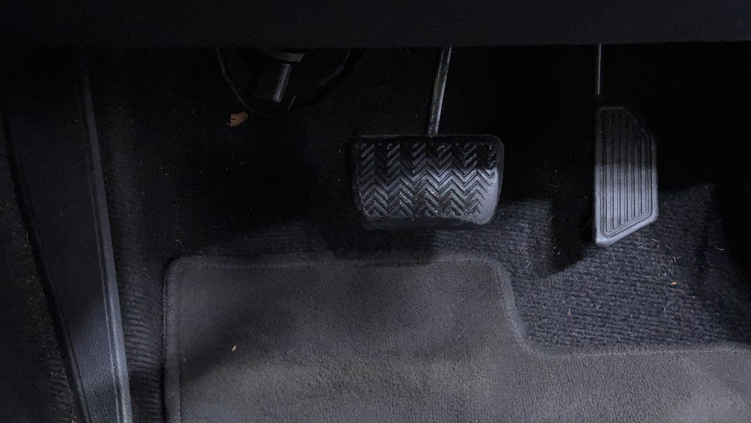 2014 Toyota Corolla Ascent Sport, Automatic, 128066 km, Pedals and Footmat