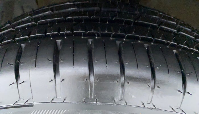 2018 Maruti Ciaz ALPHA 1.3 DDIS SHVS, Diesel, Manual, 28,533 km, Left Front Tyre Tread