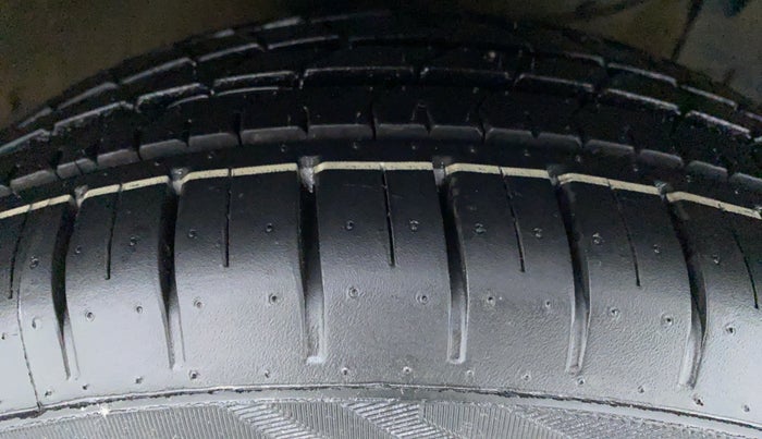 2018 Maruti Ciaz ALPHA 1.3 DDIS SHVS, Diesel, Manual, 28,533 km, Right Rear Tyre Tread